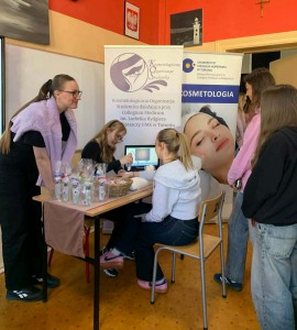 Dzień kobiet w Liceum. Kliknij, aby powiększyć zdjęcie.